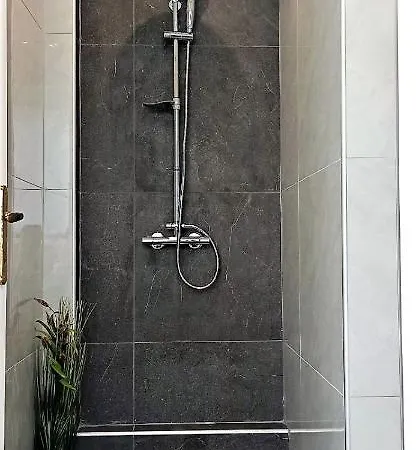 Grace : Garden And Terrace House