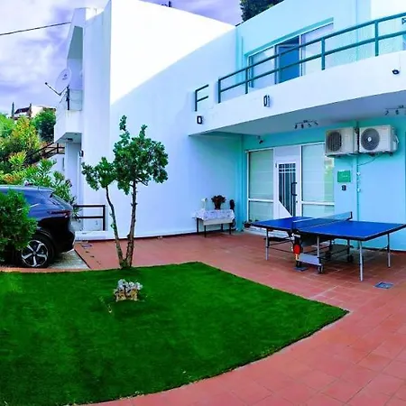 Daire Grace : Garden And Terrace House