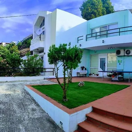 Daire Grace : Garden And Terrace House