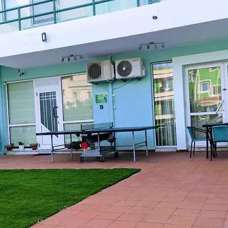Grace : Garden And Terrace House Daire